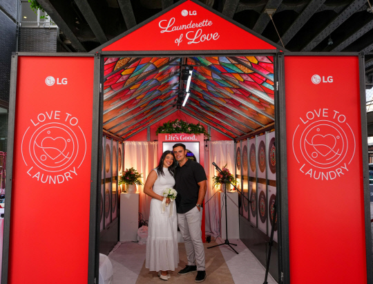 최근 미국 뉴욕의 하이라인 파크에서 열린 결혼서약식 '러브 투 런더리(Love to laundry)' 참가자들이 기념 사진을 찍고 있다. LG전자 제공